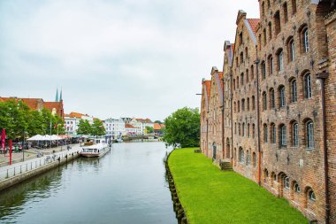 Salzspeicher, 1579 ve 1745 yılları arasında Rönesans tarzında tuğla ile inşa edilmiş nehir kenarındaki tuz depolarının bir sırasıdır. 16 Temmuz 2016 'da Lubeck, Almanya' da çekildi.