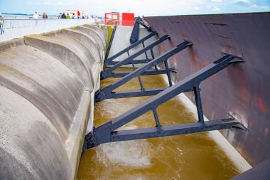 Eider Barrage, Almanya 'nın Kuzey Denizi kıyısındaki Tonning yakınlarında Eider Nehri' nin ağzında yer almaktadır. Ana amacı Kuzey Denizi 'ndeki fırtına dalgalarından korunmak. 17 Temmuz 2016 'da Tonning, Almanya' da çekildi.
