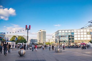Alexanderplatz, Berlin 'in orta Mitte bölgesinde büyük bir halk meydanı ve ulaşım merkezidir. 20 Temmuz 2016 'da Berlin, Almanya' da çekildi.
