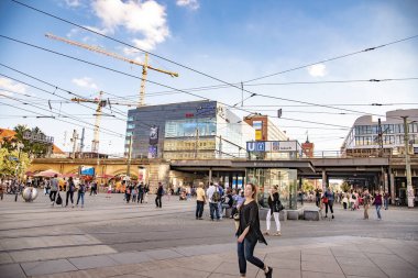 Alexanderplatz, Berlin 'in orta Mitte bölgesinde büyük bir halk meydanı ve ulaşım merkezidir. 20 Temmuz 2016 'da Berlin, Almanya' da çekildi.