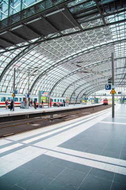 Berlin Hauptbahnhof, Almanya 'nın başkenti Berlin' deki Lehrter Bahnhof ve Berlin S-Bahn banliyö demiryollarında yer alan ana tren istasyonu. 20 Temmuz 2016 'da Berlin, Almanya' da çekildi.
