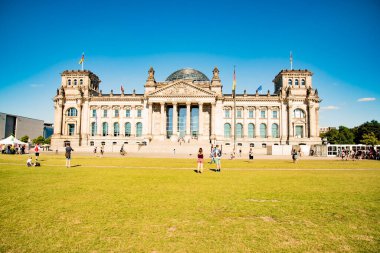 Reichstag, Berlin 'de Almanya parlamentosunun alt meclisi Bundestag' a ev sahipliği yapan tarihi bir binadır. 20 Temmuz 2016 'da Berlin, Almanya' da çekildi.