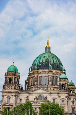 Berlin Katedrali (Almanca: Berliner Dom) Berlin 'in orta kesimindeki Müze Adası' ndaki Evanjelik Alman kilisesi ve hanedanının anıtsal mezarıdır. 21 Temmuz 2016 'da Berlin, Almanya' da çekildi.