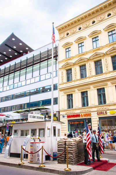 Turyści Robiący Zdjęcia Checkpoint Charlie Który Był Najbardziej Znanym Przejściem — Zdjęcie stockowe