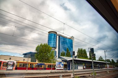 Stresow, Berlin 'in Spandau bölgesinde bulunan ve adını Havel Nehri' nin doğusundaki Stresow Mahallesi 'nden alan bir tren istasyonu. 19 Temmuz 2016 'da Berlin, Almanya' da bir tren penceresinden çekilmiş.