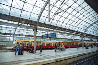 Berlin-Spandau istasyonu, eski Spandau kasabasının güneybatı kıyısında, Spandau 'nun Berlin ilçesine bağlı bir Deutsche Bahn istasyonu. 19 Temmuz 2016 'da Berlin, Almanya' da bir tren penceresinden çekilmiş.