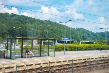 Almanya 'nın Saksonya eyaletindeki Bad Schandau' da küçük bir kavşak noktası olan Bad Schandau istasyonunda insanlar tren bekliyor. İstasyon Elbe 'nin güney kıyısında ve Çek sınırına yakındır. Bad Schandau, Almanya 'da çekildi