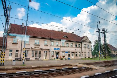 Çek, Steti 'deki Hnevice Tren İstasyonu. 22 Temmuz 2016 'da Çek Cumhuriyeti' nin Steti kentinde bir tren penceresinden çekilmiş.