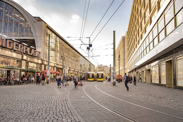 Osoby Spacerujące Alexanderplatz Który Jest Duży Plac Publiczny Węzeł Komunikacyjny — Zdjęcie stockowe