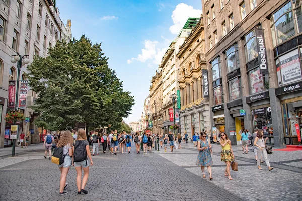 2016年7月22日 捷克布拉格Mustek地铁站上方的一条行人街Na Prikope挤满了游客 — 图库照片
