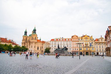 Tyn 'dan önceki Leydimizin Kilisesi, 80 metre yüksekliğinde süslü dış oymaları ve barok sunakları olan bir 14. yüzyıl simgesi. 23 Temmuz 2016 