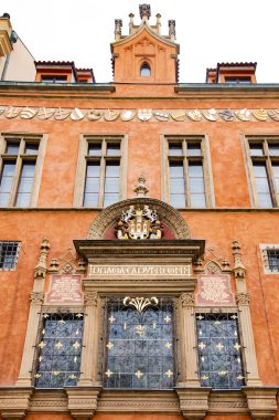 Tyn 'dan önceki Leydimizin Kilisesi, 80 metre yüksekliğinde süslü dış oymaları ve barok sunakları olan bir 14. yüzyıl simgesi. 23 Temmuz 2016 