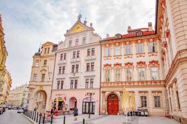 23 Temmuz 2016 'da Çek Cumhuriyeti' nin Prag kentinin eski semtinde tarihi bir meydan olan Old Town Meydanı 'ndaki dükkanlar ve restoranlar