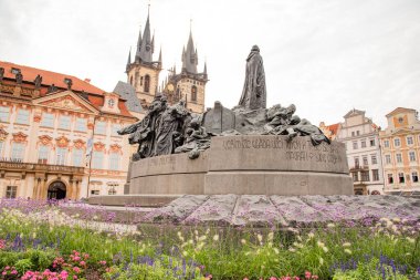 Jan Hus anıtı, 1915 yılında Eski Şehir Meydanı 'nda tamamlanan ünlü bir şehidi resmeden büyük bir taş ve bronz anıttır. 23 Temmuz 2016 'da Prag, Çek Cumhuriyeti' nde çekildi.