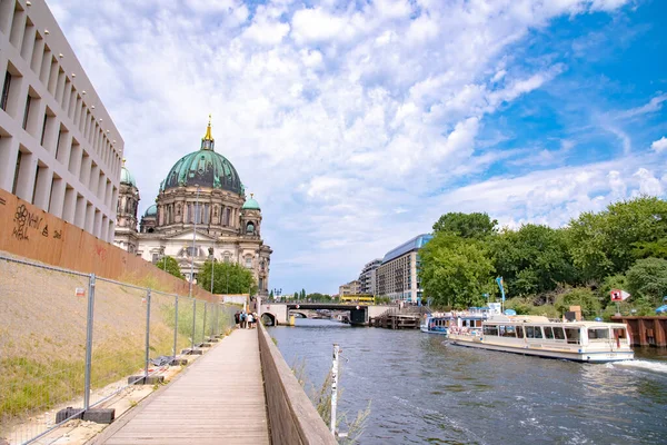 Excursion Bateau Sur Rivière Spree Avec Fond Bibliothèque Centrale Régionale — Photo