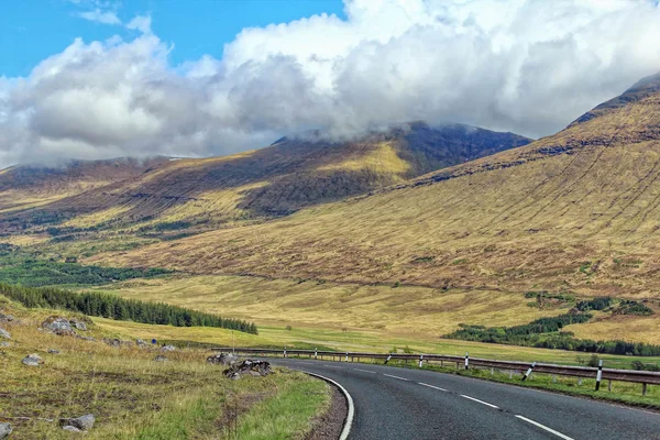 Lange Straße zwischen Bergen in Schottland — Stockfoto