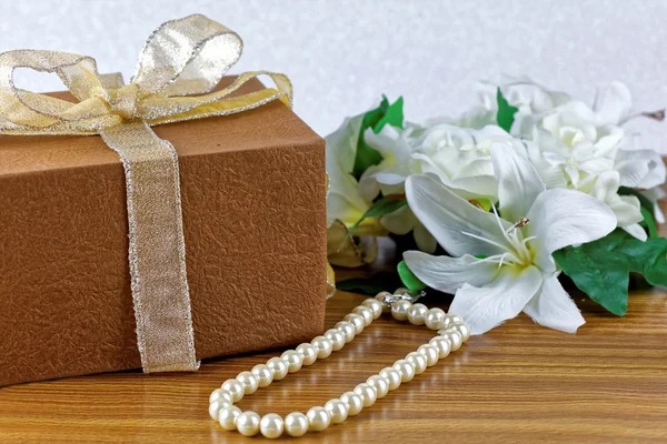 Flor blanca grande, regalo envuelto marrón — Foto de Stock