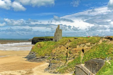 Yıkık kalede Ballybunion Kerry, İrlanda için kayalıkları üzerinde