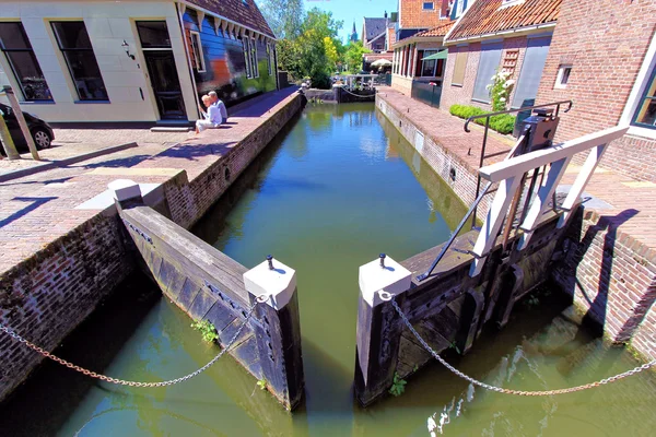 Vergrendelkamer in een kanaal van De Rijp, Nederland — Stockfoto