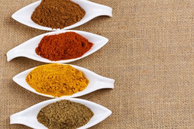 Tarçın ile ahşap arka plan, seçici odak üzerinde toz tarçın