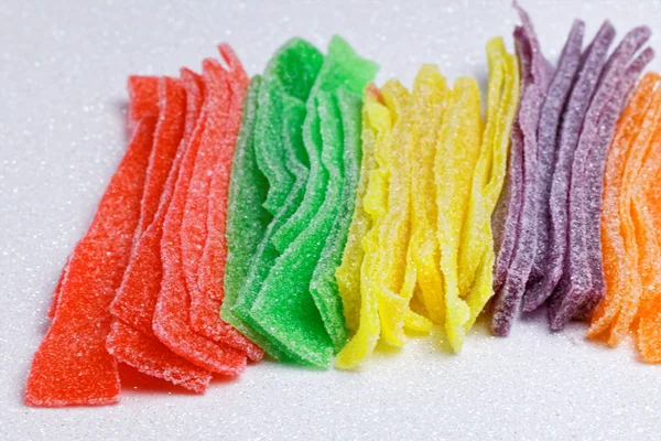 Gelée de sucre coloré bande de bonbons sur fond blanc — Photo