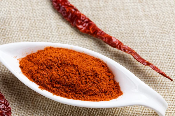 Powder and dried chili peppers — Stock Photo, Image