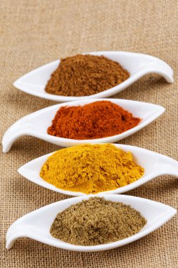 Tarçın ile ahşap arka plan, seçici odak üzerinde toz tarçın