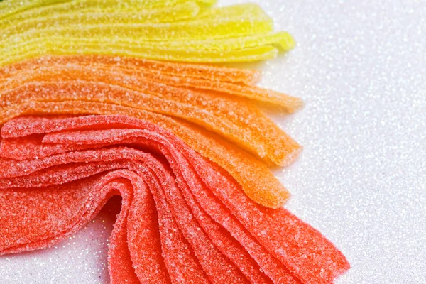 Gelée de sucre coloré bande de bonbons sur fond blanc — Photo