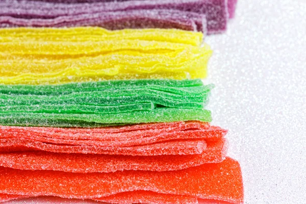 Gelée de sucre coloré bande de bonbons sur fond blanc — Photo