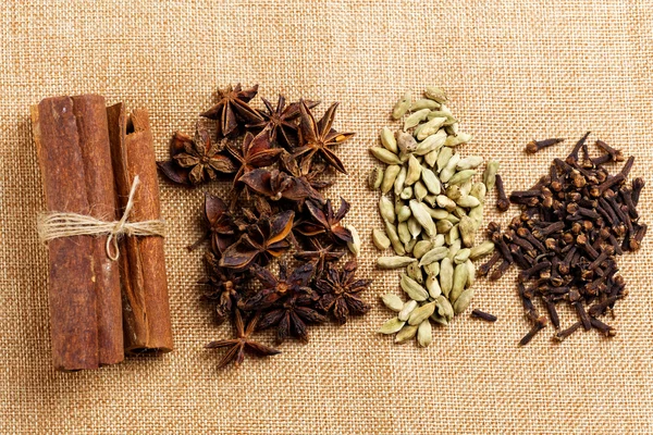 Varios condimentos para cocinar, Cardamomo de anís estrella, Clavo, Canela . — Foto de Stock