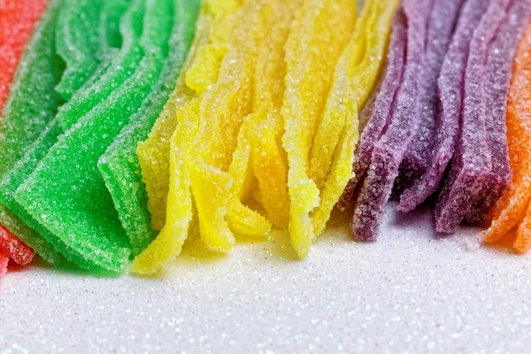 Gelée de sucre coloré bande de bonbons sur fond blanc — Photo