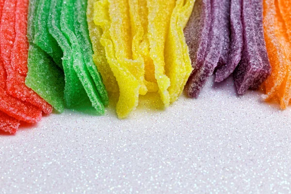 흰색 배경 위에 다채로운 설탕 젤리 사탕 스트립 — 스톡 사진