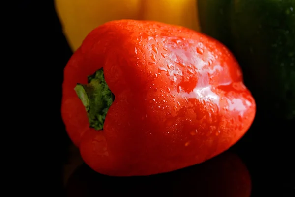 Pimientos coloridos sobre fondo oscuro —  Fotos de Stock