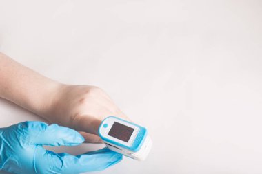 Taşınabilir mekanizmayla nabız oksimetrisi. Yüksek kalite fotoğraf