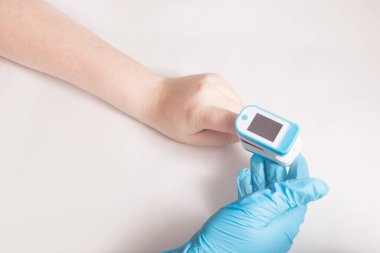 Taşınabilir mekanizmayla nabız oksimetrisi. Yüksek kalite fotoğraf