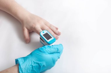 Taşınabilir mekanizmayla nabız oksimetrisi. Yüksek kalite fotoğraf