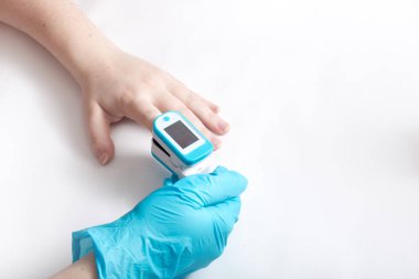 Taşınabilir mekanizmayla nabız oksimetrisi. Yüksek kalite fotoğraf