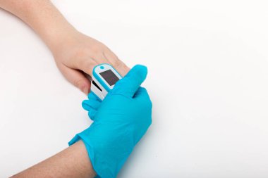 Taşınabilir mekanizmayla nabız oksimetrisi. Yüksek kalite fotoğraf