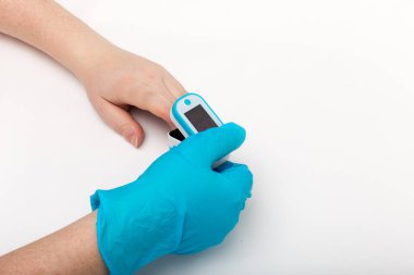 Taşınabilir mekanizmayla nabız oksimetrisi. Yüksek kalite fotoğraf