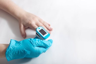 Beyaz arkaplanda taşınabilir mekanizması olan nabız oksiti