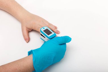 Beyaz arkaplanda taşınabilir mekanizması olan nabız oksiti