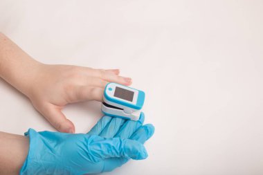 Beyaz arkaplanda taşınabilir mekanizması olan nabız oksiti