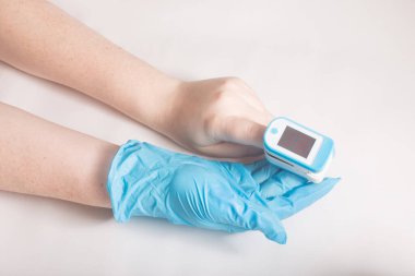 Beyaz arkaplanda taşınabilir mekanizması olan nabız oksiti