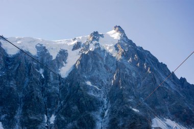 Aiguille du Midi zirvesi, Fransa 'nın Chamonix şehrinde görülen Fransız Alplerinin Mont Blanc kalabalığı.