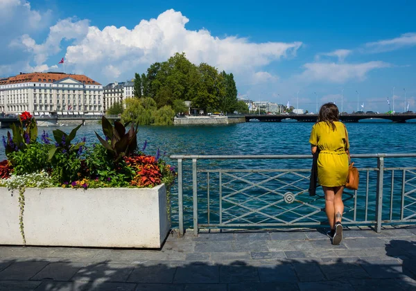 Ginebra Suiza Agosto 2019 Chica Mirando Vista Paseo Marítimo Orilla — Foto de Stock
