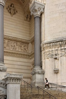 Lyon, Fransa - 19 Ağustos 2019. Lyon, Rhone-Alpes, Fransa 'daki Notre-Dame de Fourviere Bazilikası' nın dış tarafı..