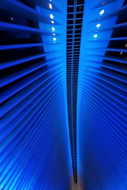New York, ABD - 30 Kasım 2019. Oculus 'un iç mimarisi Noel dekoru mavi ışık. Westfield Dünya Ticaret Merkezi, Manhattan, Finansal Bölge, New York, New York, ABD