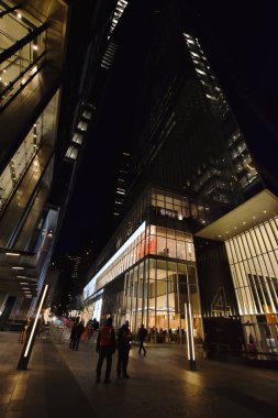 New York, ABD - 30 Kasım 2019. Finansal Bölgedeki Dünya Ticaret Merkezi bölgesinde gece görüşü, Aşağı Manhattan, New York.  
