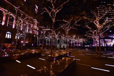 New York, ABD, 30 Kasım 2019. Zuccotti Parkı 'ndaki Noel ışıkları eski adıyla Liberty Plaza Parkı Aşağı Manhattan, New York' taki Dünya Ticaret Merkezleri Anıtı yakınlarında..