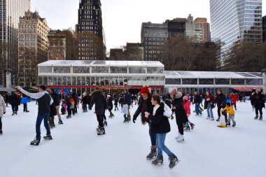 Manhattan, New York, ABD - 10 Aralık 2019. New York 'ta tatillerde Bryant Park Kış Köyü' nde buz pateni pistinde kalabalık var.